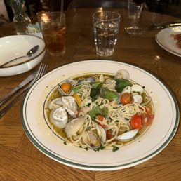 SPAGHETTI & CLAMS SPAGHETTI & CLAMS