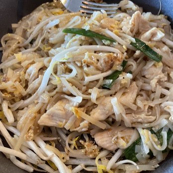 Prai Kitchen - Chicken pad Thai - Salad Near Me - West Hartford, Connecticut