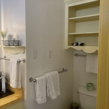 Sonoma Creek Inn - Lots of shelving in the rather large bathroom & a Keurig coffeemaker - Hotels Near Me - Sonoma, California Sonoma Creek Inn - Lots of shelving in the rather large bathroom & a Keurig coffeemaker - Hotels Near Me - Sonoma, California