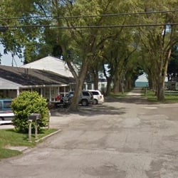 Plantation Motel - You can see the lake upon entrance