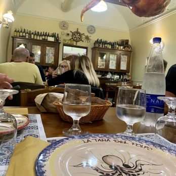 La Tana del Polpo - Very nice decoration and familiar atmosphere - Seafood Near Me - Bari, BA