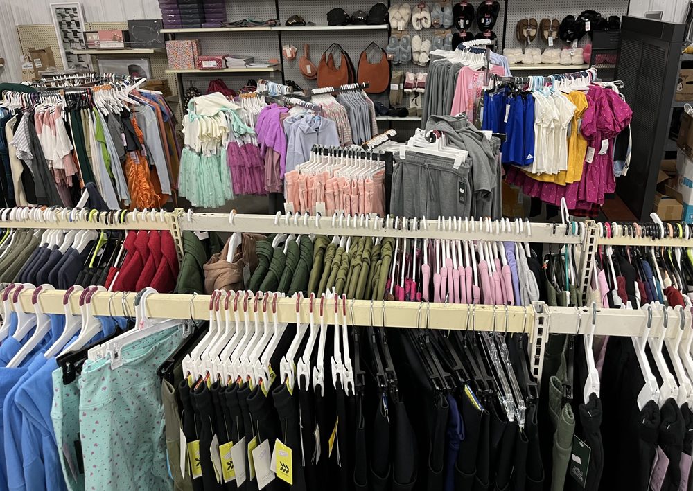 PAPA BEAR’S RESALE Updated August 2024 916 Chicago Dr, Jenison