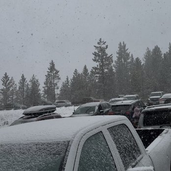 Spooner Summit Snow Play - Cars trying to pull in while people are parked on both sides of the entrance. - Skating Rinks Near Me - Carson City, Nevada