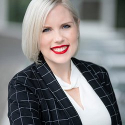 Nona Photography - Outdoor headshots at the Dr Phillips Center
