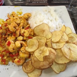 Pátrio - Camarão na pimenta rosa com arroz de coco e chips de inhame.