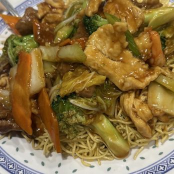 Zien Hong - 601. Chow Mein (Pan Fried Noodle or Crispy) - Chinese Near Me - Portland, Oregon