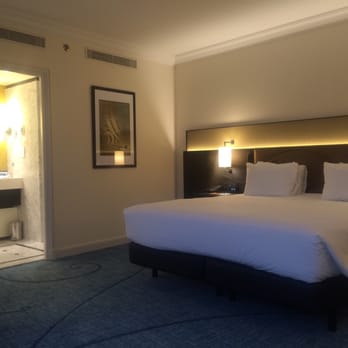 Hilton Brussels Grand Place - Massive bed - Hotels Near Me - Brussels, BRU