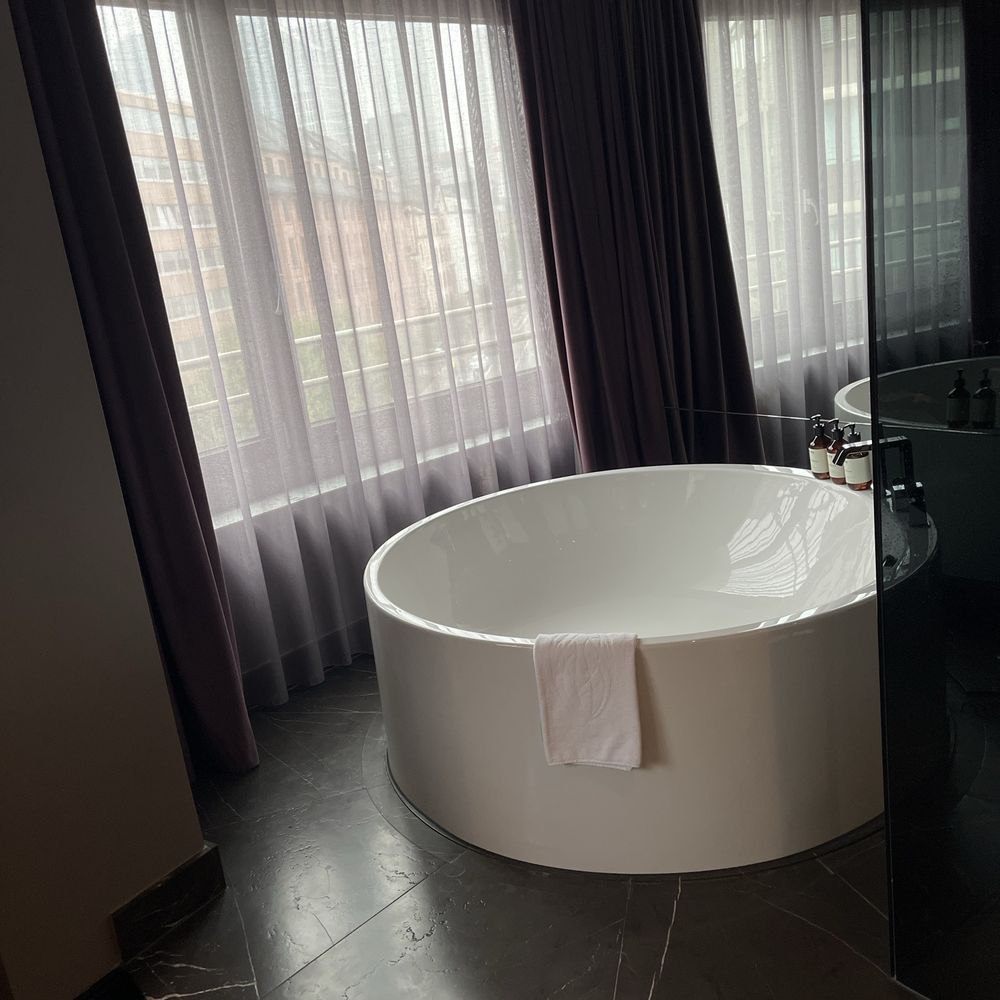Roomers - Bath tub with a view - Hotels Near Me - Frankfurt, HE