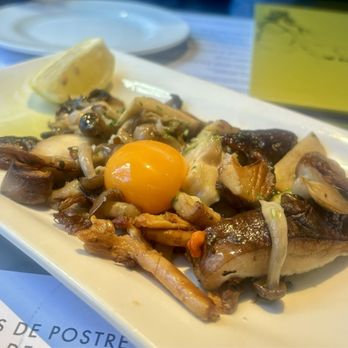 Cerveseria Catalana - mushrooms w egg yolk - Spanish Near Me - Barcelona, B