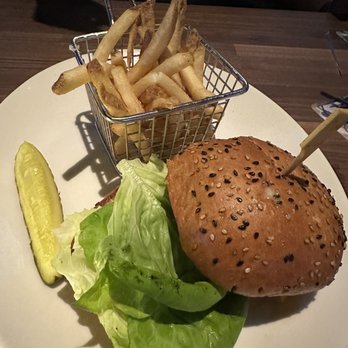 Yard House - Classic Burger - New American Near Me - Sarasota, Florida Yard House - Classic Burger - New American Near Me - Sarasota, Florida