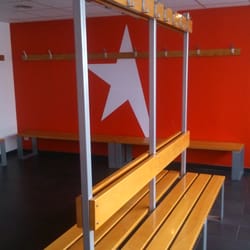 We Are Sports - Vestiaire filles "ouvert", un miroir et un sèche cheveux disponible