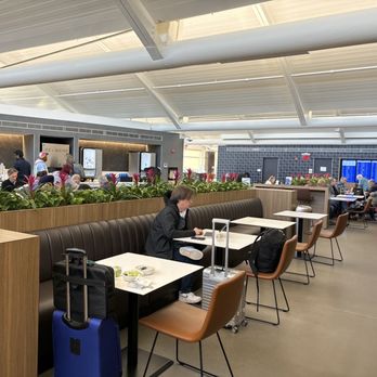 United Club - the dining area of the club lounge - Airport Lounges Near Me - Newark, New Jersey United Club - the dining area of the club lounge - Airport Lounges Near Me - Newark, New Jersey