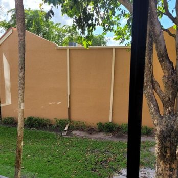 Island Window Cleaning Service - Same window after cleaning by Island window cleaning company - Window Washing Near Me - Delray Beach, Florida