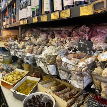 Caractère de Cochon - The interior of the tiny sandwicherie. - Delicatessen Near Me - Paris, 75