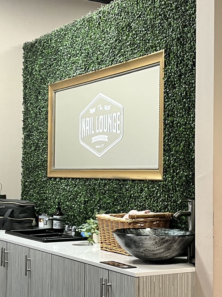 The Nail Lounge Logo