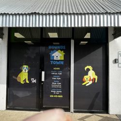 Hounds Town - St. Charles