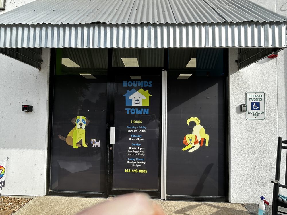 Hounds Town - St. Charles - pet boarding facility in Saint Charles, MO