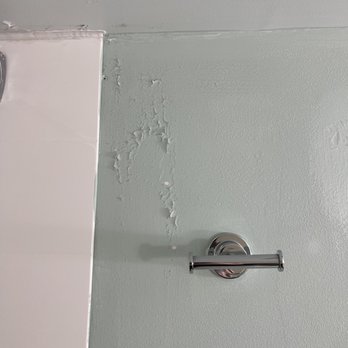 Hotel Tybee - Paint peeling in the bathroom - Hotels Near Me - Tybee Island, Georgia