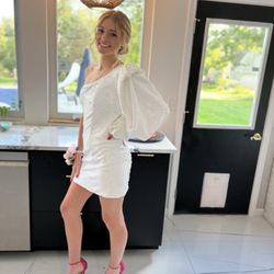 E Forlini Salon - Dress is an Italian import. Model is wearing a 3-5. I have this Dress available in size 5-7.