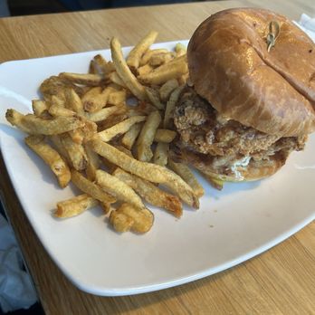Federal Taphouse - Hot chicken sandwiche - Pizza Near Me - State College, Pennsylvania