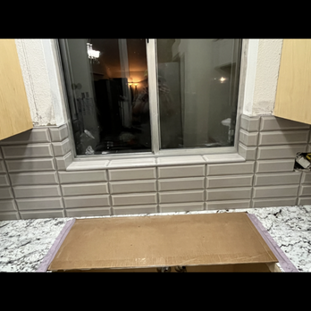 Plute Construction - Mitered corner backsplash wrapped into windowsill. - General Contractors Near Me Plute Construction - Mitered corner backsplash wrapped into windowsill. - General Contractors Near Me
