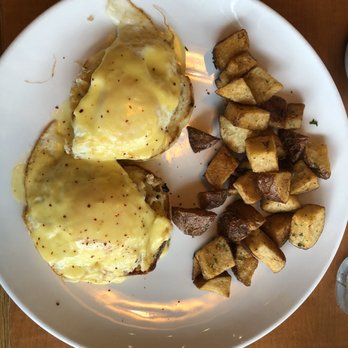 Cafe Murrayhill - Dungeness Crab Benedict - Breakfast & Brunch Near Me - Beaverton, Oregon