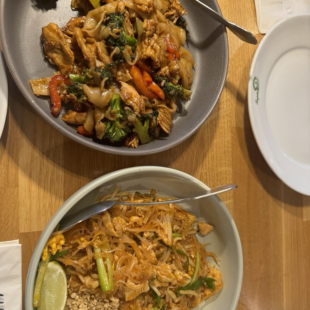 Pad Thai with chicken, drunken noodles with chicken Pad Thai with chicken, drunken noodles with chicken