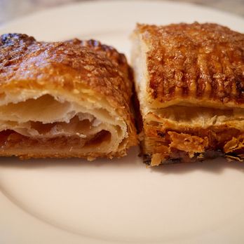 Anh Chi Em Bakery - Puff pastry - Apple - Vietnamese Near Me - Honolulu, Hawaii