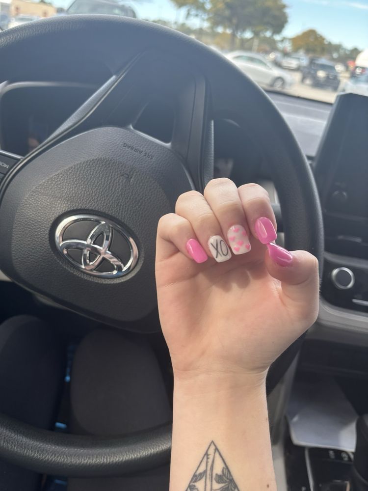 Majestic Nails Logo