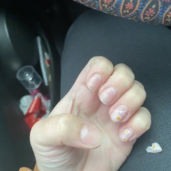 Lili's Nail Spa - Nail Salons Near Me - Montgomery, Illinois