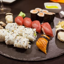 Maki Sushi Bar - Niguiris de anguila, pez mantequilla (mis preferidos) y atún junto a Makis de cangrejo y Hosomakis de salmón (creo recordar)