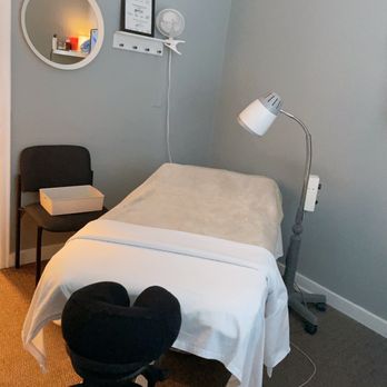Eden Clinic - massage therapy room - Chiropractors Near Me - Everett, Washington