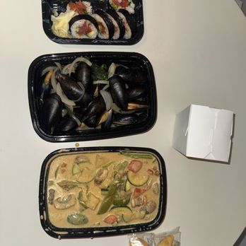 Bambu Kitchen & Sushi Restaurant - Spicy Tuna Roll (6 pieces), Drunken Mussels, Spicy and Sweet Blast Curry - Vietnamese Near Me - Oakdale, Minnesota