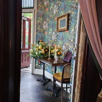 Maison Selby - Look at that wallpaper! - French Near Me - Toronto, Ontario Maison Selby - Look at that wallpaper! - French Near Me - Toronto, Ontario