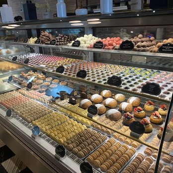 Boulangerie - Pastries and macarons from heaven - Desserts Near Me - Cancún, ROO