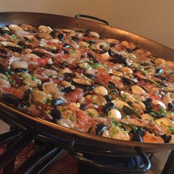 Private Chef William Bloomhuff - Giant pan of delicious seafood paella! - Caterers Near Me Private Chef William Bloomhuff - Giant pan of delicious seafood paella! - Caterers Near Me