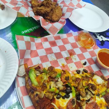 D'boni's Pizza - Pizza topping and sauce was awesome, and the wings was a just a little too salty for my taste but they was really good - Pizza Near Me - Escalon, California