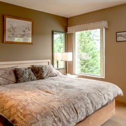 High Point Resort - King Deluxe bed