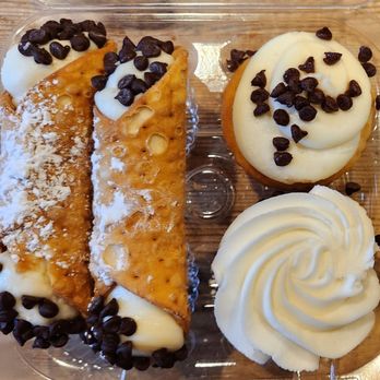 Moneta Moments - two cupcakes and two  cannolis. - Desserts Near Me - Windsor, Connecticut