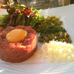 Le Moulin Du Fossard - Tartare de bœuf au couteau & frites de patates douces.