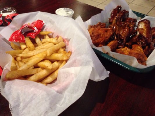 Haywood Lounge Best wings AVL. by null