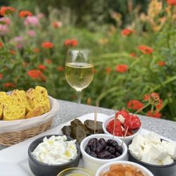 Schleusen-Garten - Mediterranes Fingerfood mit selbstgepflückten Oliven, selbstgemachten Olivenöl, Tsatsiki, gefüllte Kirschpaprika, Feta und weiße Bohnen.