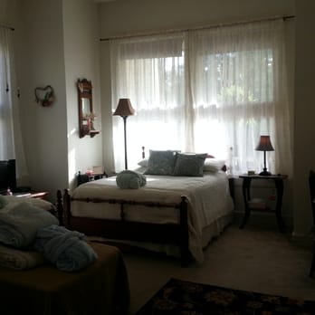 Historic Holle House - Large front bedroom has two double size beds and optional twin roll away beds. - Vacation Rentals Near Me - Brenham, Texas Historic Holle House - Large front bedroom has two double size beds and optional twin roll away beds. - Vacation Rentals Near Me - Brenham, Texas