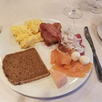 Herzogliche Dampfwäscherei - Brunch plate Bread, scrambled eggs, smoked salmon and meat salad - Wine Bars Near Me - Schwerin, MV