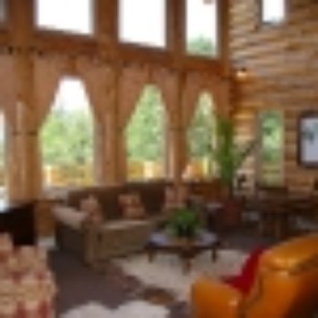 Bigfoot Lodge B&B - The Living Room - Bed & Breakfast Near Me - Hood River, Oregon