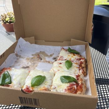 Cuore E Sapore Food Truck - Margherita Pizza - Food Trucks Near Me - Naples, Florida Cuore E Sapore Food Truck - Margherita Pizza - Food Trucks Near Me - Naples, Florida