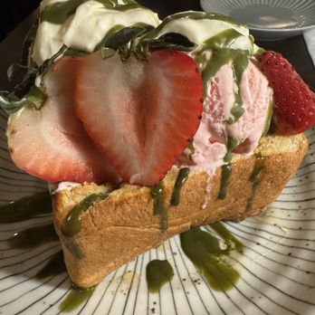 Waikiki Shokudo - Special Valentines Honey Toast - matcha with strawberries and strawberry ice cream - Izakaya Near Me - Honolulu, Hawaii
