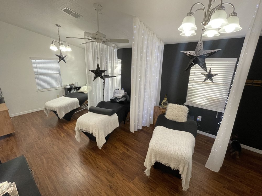 Aura Glow Salon And Spa Logo