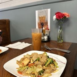 Chais Thai - 5--Pad See Ew with a Thai Tea