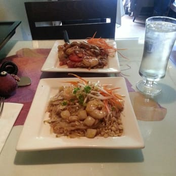 Kinara Thai - Drunken noodles and pad thai...both with the seafood medley combo. - Thai Near Me - Portland, Oregon Kinara Thai - Drunken noodles and pad thai...both with the seafood medley combo. - Thai Near Me - Portland, Oregon